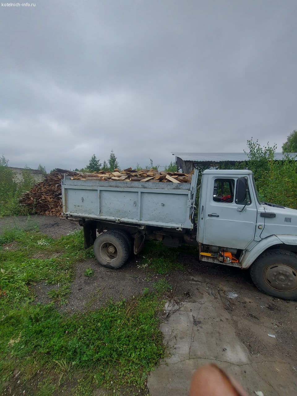 Дрова полу сухие. Машина ЗИЛ. Доставка по городу и району.