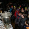 дети внимательно смотрят сценку из купеческой жизни - 