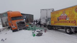 Трассу &quot;Вятка&quot; перекрыли столкнувшиеся фуры. Обновлено