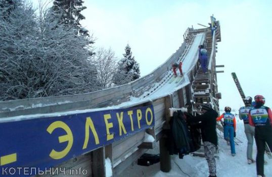 Соревнования летающих лыжников