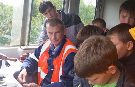 Поезд в Динопарк