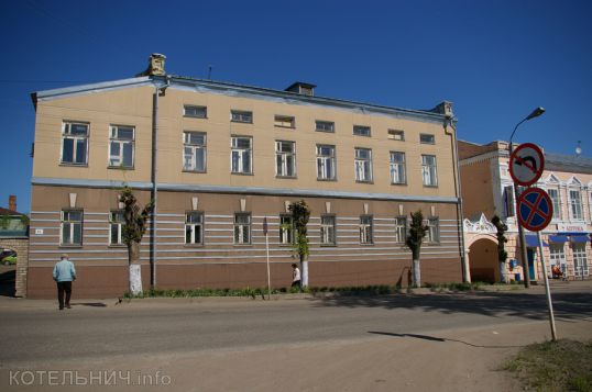 Четыре человека на кресло