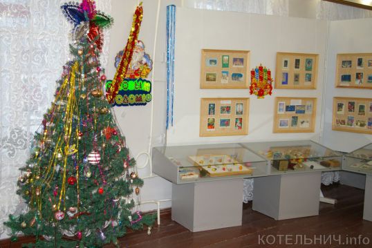 Новогодние игрушки, свечи и хлопушки...