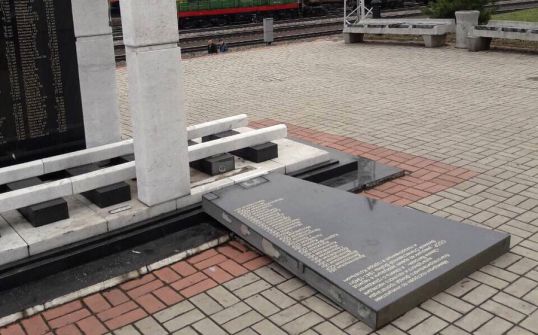 Накануне 9 мая поврежден мемориал