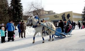 В Котельничском районе проводят зиму конным парадом