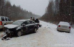 При столкновении фольксвагенов пострадали четыре человека