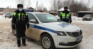 Сотрудники ГИБДД помогли автоледи вызволить автомобиль из снежного плена