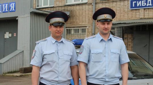 Котельничские сотрудники ГИБДД на трассе оказали помощь автоледи