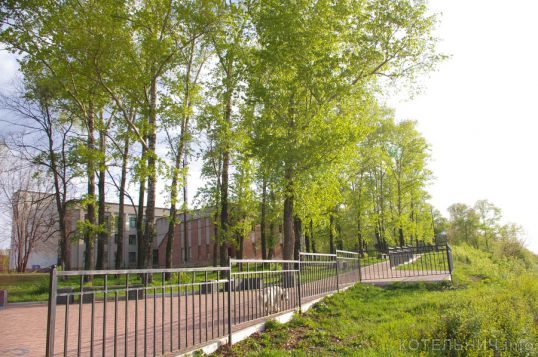 Набережная, тротуары и спортивная площадка