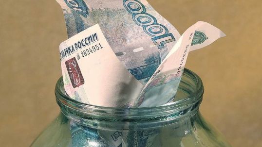 Котельничанка хранила деньги в стеклянной банке и стала жертвой мошенницы