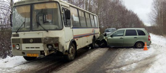 &quot;Калина&quot; столкнулась с автобусом