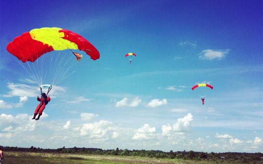 В Котельниче тренировались парашютисты