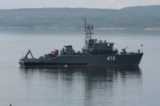 Тральщик &laquo;Котельнич&raquo; обеспечил безопасный фарватер для атомной подлодки