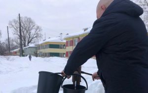 Жители шести домов в Затоне во время половодья рискуют остаться без питьевой воды