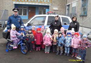 Инспектор и пешеходы из детского сада &quot;Колокольчик&quot;