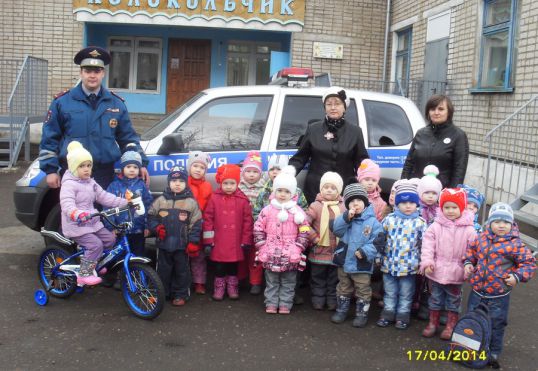 Инспектор и пешеходы из детского сада &quot;Колокольчик&quot;