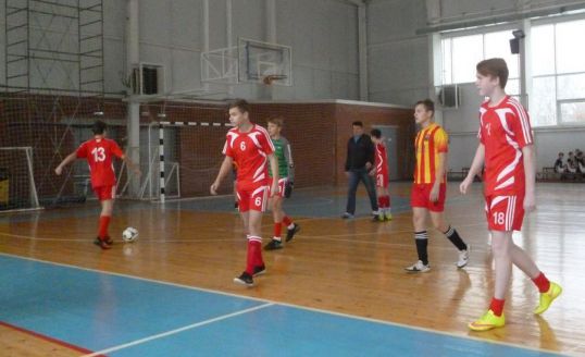 Юноши сыграли в футбол