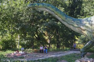 В Динопарке появились скамейки и видеонаблюдение