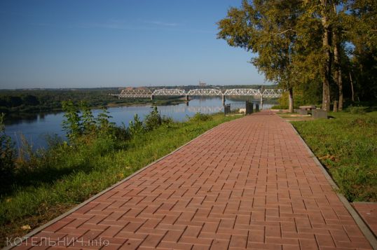 Набережная, тротуары и спортивная площадка