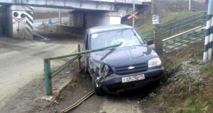 Въехал в ограждение