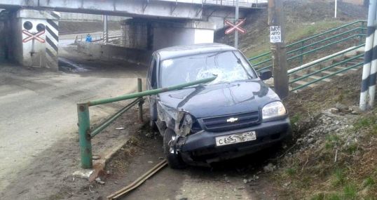 Въехал в ограждение