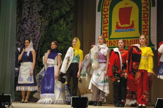 Показ мод на сцене Дома культуры