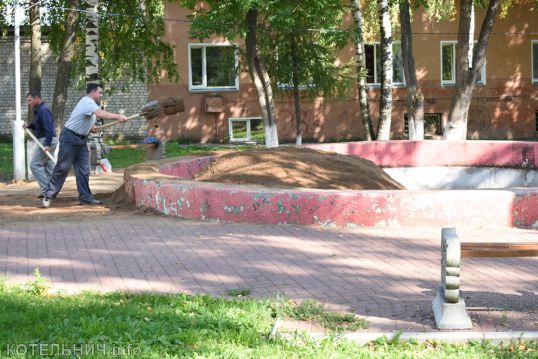 В сквере на улице Советской ремонтирую фонтан