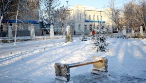 Зима осторожно подкралась и белой порошею…