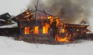 11 пожарных тушили дом в Лелековых