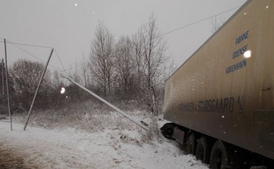 Фура в кювете