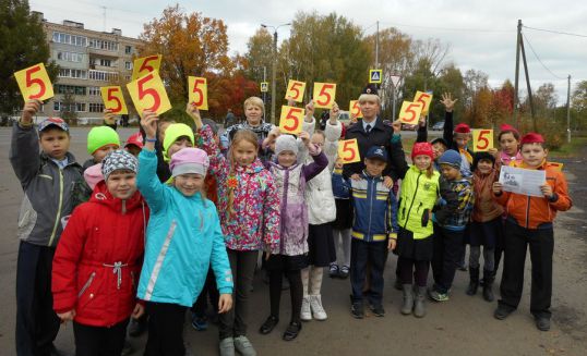 Юные пешеходы учились безопасному поведению на дороге